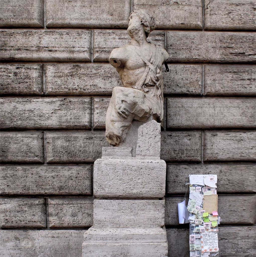 Tour delle statue parlanti di Roma in piazza Pasquino